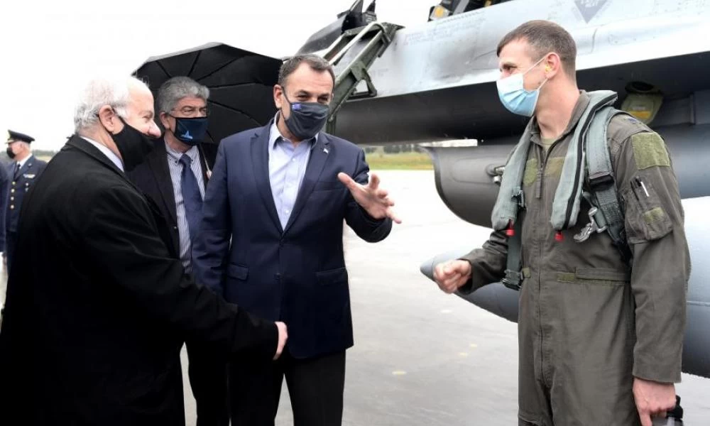 Eπιθεώρηση Παναγιωτόπουλου στο πανίσχυρο ελληνικό μαχητικό F-16 Viper